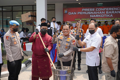 Wakapolda Riau Memimpin Kegiatan Pemusnahan Barang Bukti Narkoba dan Mengamankan 16 Tersangka