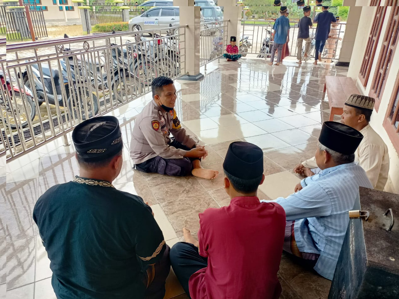 Polsubsektor Pelalawan Aipda Heruzan Nurza menggelar kegiatan Jumat,Saran serta Masukan Pada Masyarakat