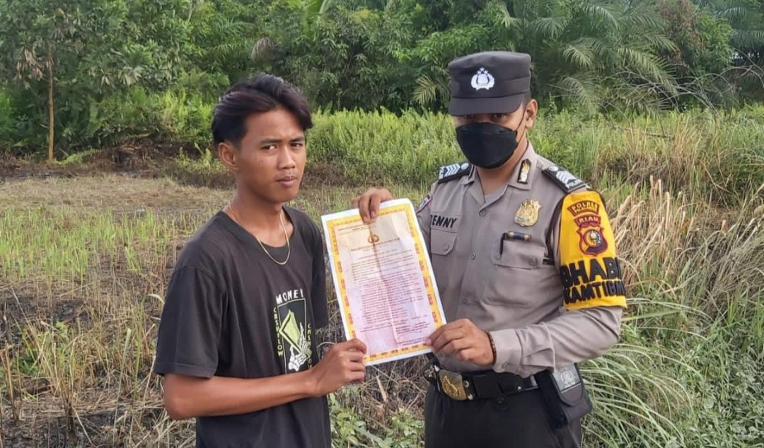 Personil Bhabinkamtibmas Polsubsektor Pelalawan Jajaran Polres Pelalawan hingga saat ini terus mengoptimalkan kegiatan pencegahan kebakaran hutan dan lahan (karhutlah) di wilayah hukum setempat. Minggu (03/07/2022).