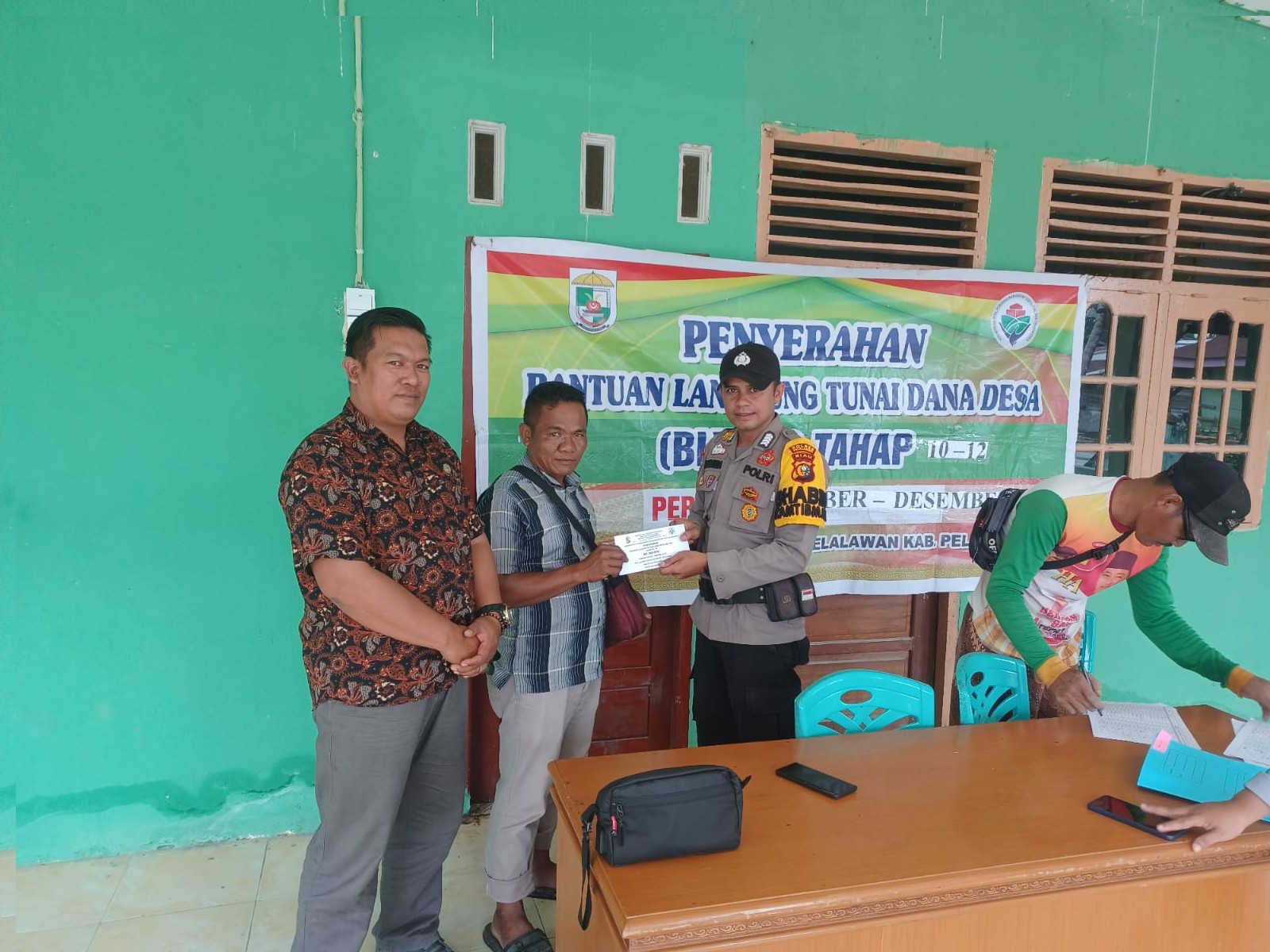 Bhabinkamtibmas Polsubsektor Desa Lalang Kabung Lakukan Pengamanan Penyaluran BLT-DD