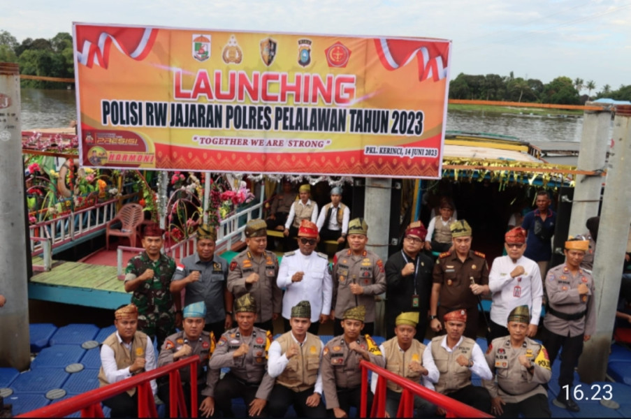 Pemukulan Gong dan Pelepasan Ratusan ekor burung Merpati tandai Louncing Polisi RW di Kabupaten Pelalawan