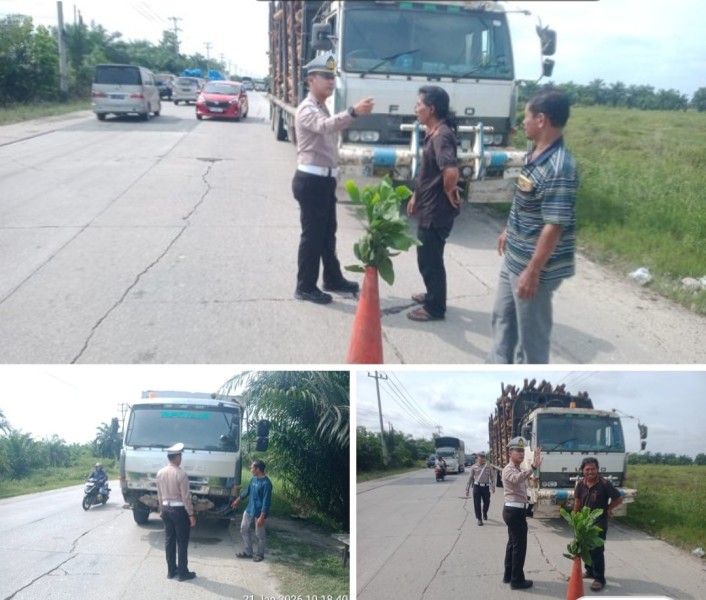 Satuan Lalu Lintas (Satlantas) Polres Pelalawan mengintensifkan patroli di jalur rawan kecelakaan lalu lintas Jalan Lintas Timur Km 82 hingga Km 97