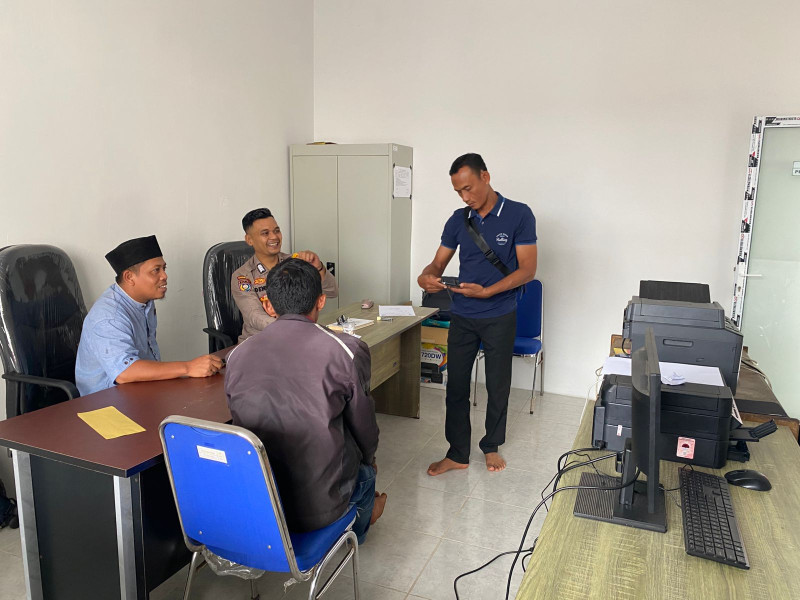 Bhabinkamtibmas bertatap muka dengan perangkat desa sambil menyampaikan pesan kamtibmas untuk mengantisipasi tindak kriminal dan selain itu juga dapat berbagi informasi