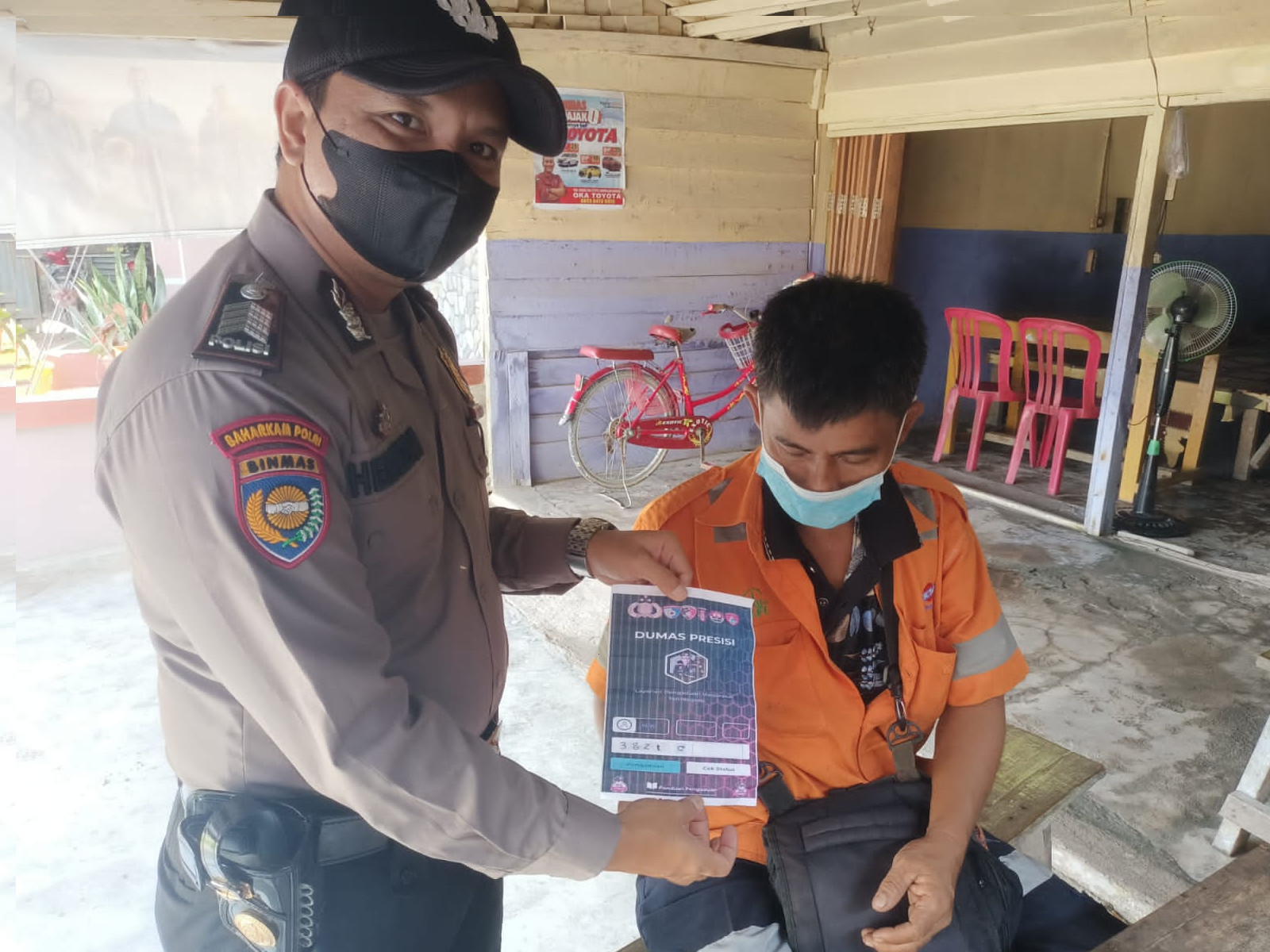 Personel Polsubsektor Pelalawan Polres Pelalawan Bripka Heruzan Nurza melaksanakan sosialisasi Aplikasi Pelayanan Pengaduan Masyarakat Terpadu.