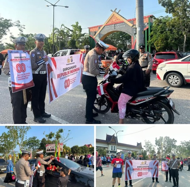 Semarakan HUT RI Personel Satlantas Bagikan Bendera kepada Pengendara