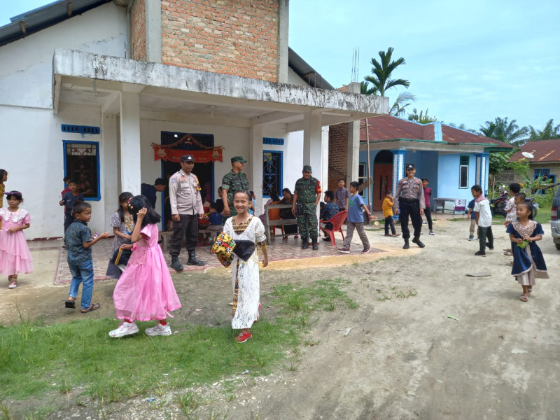 Polsubsektor Pelalawan bersama TNI dan Koramil Bunut melaksanakan pengamanan di Gereja-gereja yang berada diwilayah Hukum Kecamatan Pelalawan