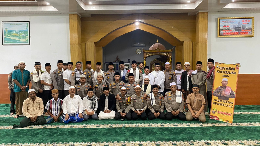 Jalin Silaturahmi melalui Subuh Harmoni Kapolres Pelalawan ajak masyarakat selalu menjaga keamanan dan selalu memakmurkan Masjid