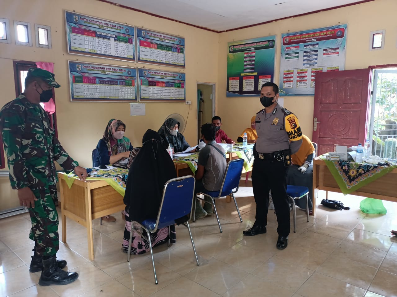 Bhabinkamtibmas Desa Delik Polsubsektor Pelalawan Serahkan Bantuan Sembako Bagi Penerima Vaksin