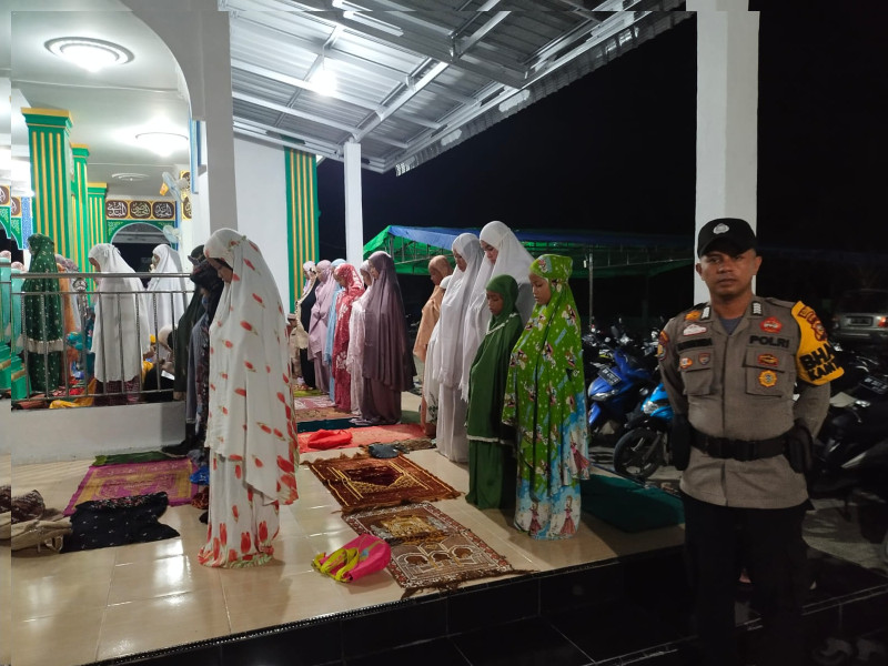 Personil Polsubsektor Pelalawan Amankan Masyarakat Saat Laksanakan Ibadah Sholat Taraweh Dimasjid Nurul Yaqin