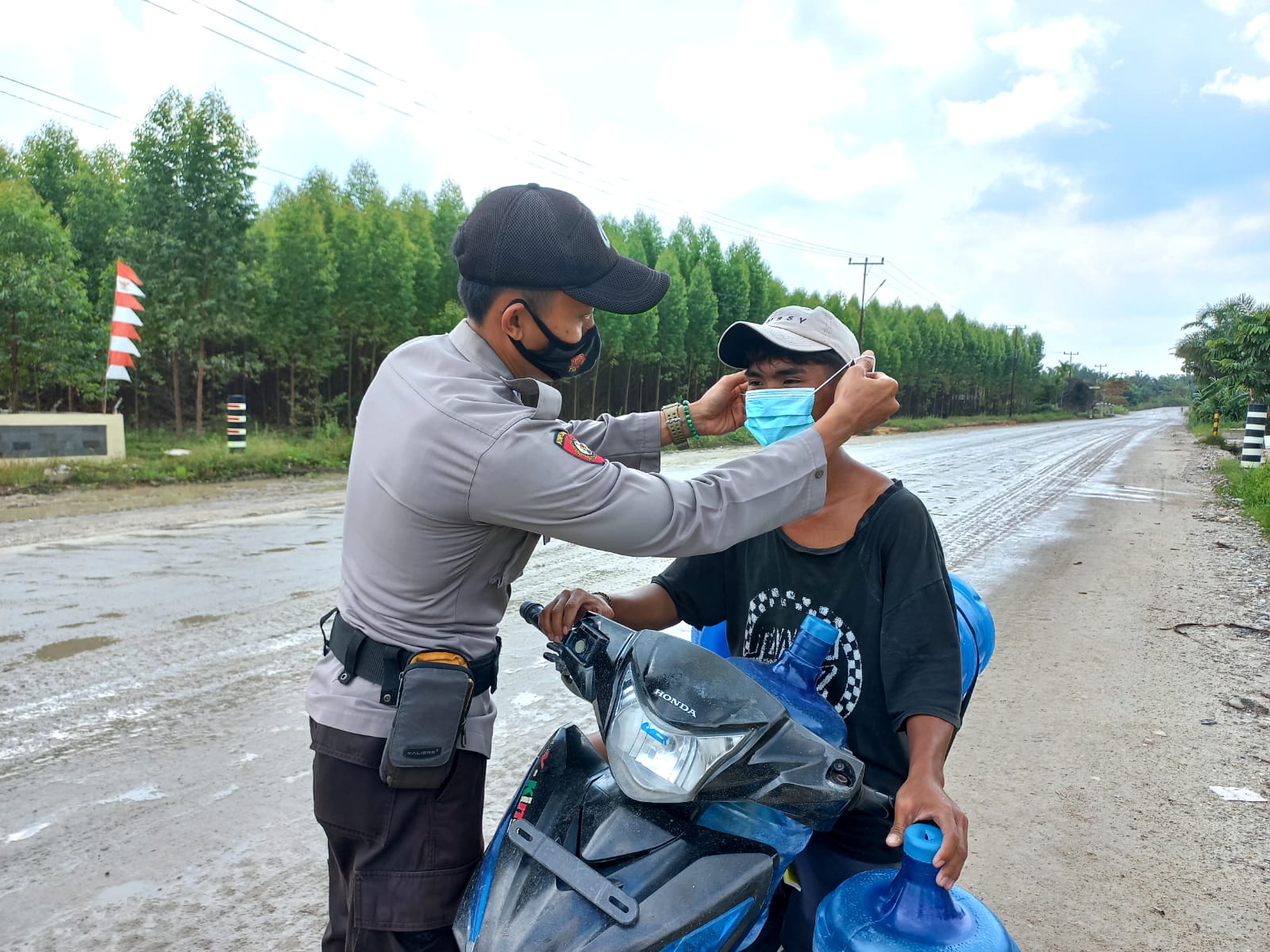 Peduli Kesehatan Warga, Yanmas Polsubsektor Pelalawan Bagi-Bagi Masker Jalintas Koridor PT RAPP