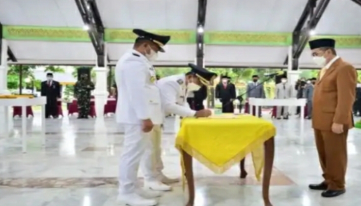 Drs. H. Syamsuar, M.Si. Gubernur Riau Lantik H Zukri- Nazar Bupati & Wakil Bupati Pelalalwan