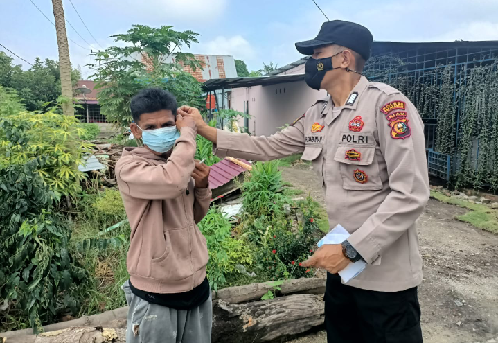 Peduli Prokes, Yanmas Polsubsektor Pelalawan Gencar Bagi Masker Di Jalan Koridor PT RAPP