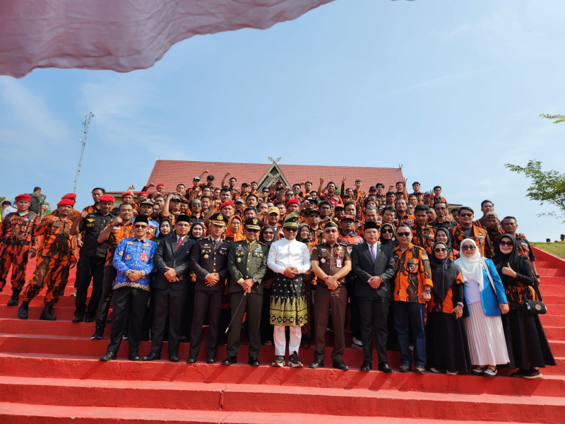 Ketua (MPC) kabupaten Pelalawan beserta jajaran pemuda Pancasila ikuti upacara sumpah pemuda di halaman kantor bupati