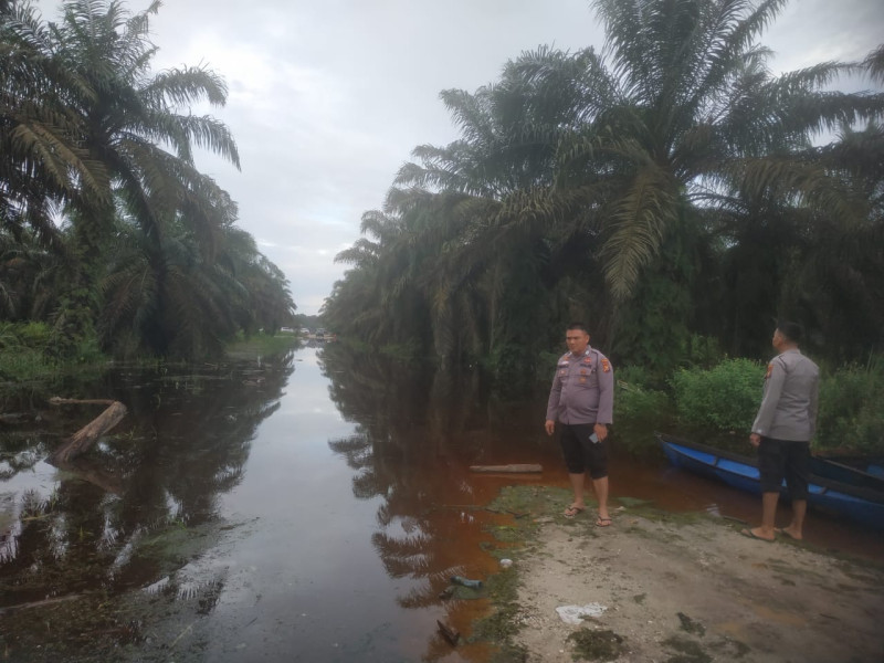 Pemilu 2024 yang tinggal menghitung hari personil Polsubsektor Pelalawan melaksanakan pengecekan ketinggian air