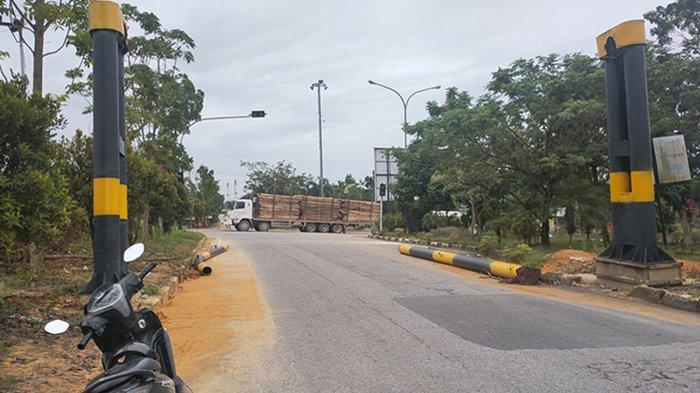 Dishub Pelalawan  fery tak mampu Tertibkan Mobil Truk Trailer Parkir di Pinggiran Jalan