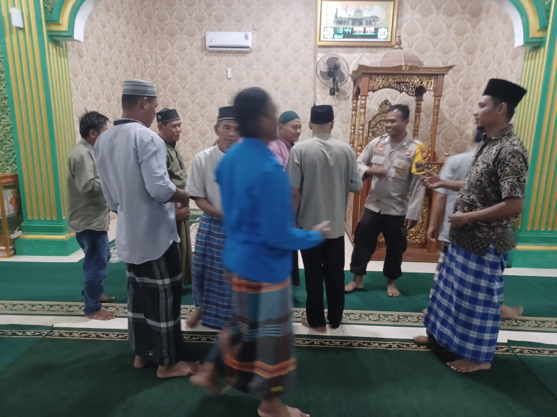 Dalam Rangka Cooling System bertempat di Mesjid Nurul Yaqin Personil Polsubsektor Pelalawan jajaran Polres Pelalawan laksanakan Subuh Harmoni