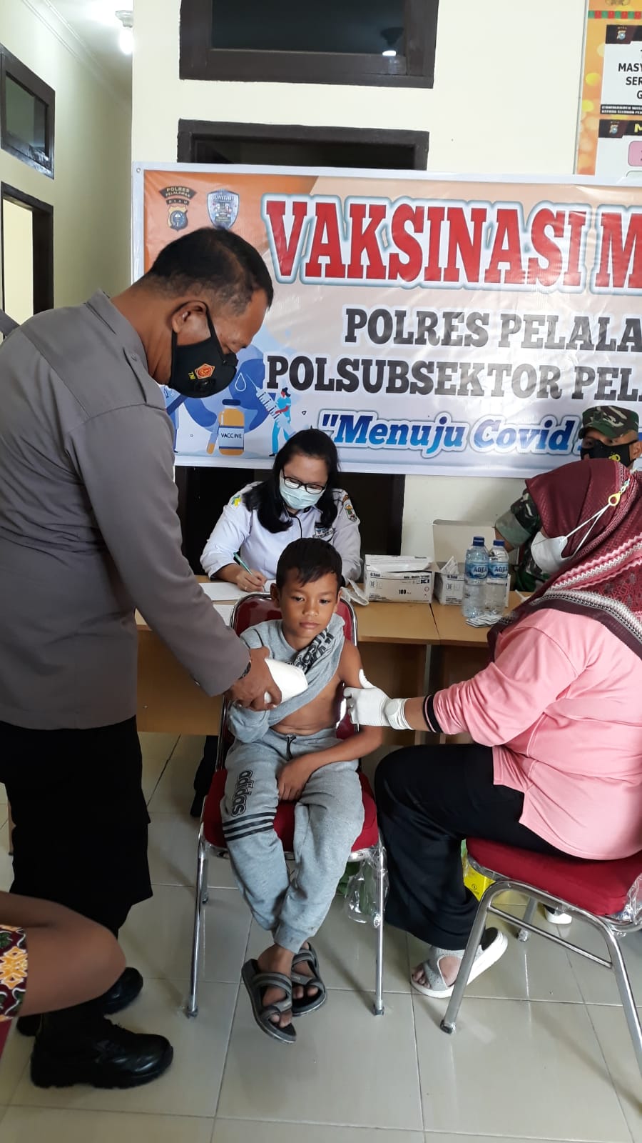 Tingkatkan Herd Immunity, Kasubsektor Pelalawan Iptu Legito: 'Selain Suntik Vaksin Kami Bakti Sosial Bantu Warga 1 Kg Gula'