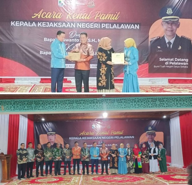 pisah sambut Kepala Kejaksaan Negeri Pelalawan dari pejabat lama Siswanto, SH, MH kepada pejabat baru Dr. Eka Nugraha,