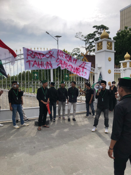 “RAPOR MERAH 4 TAHUN KEPEMIMPINAN SYAMSUAR GUBERNUR RIAU”