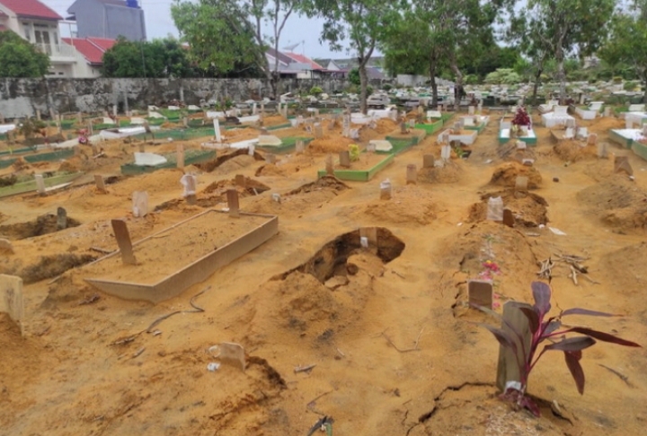 Puluhan Makam di TPU Payung Sekaki Pekanbaru Amblas