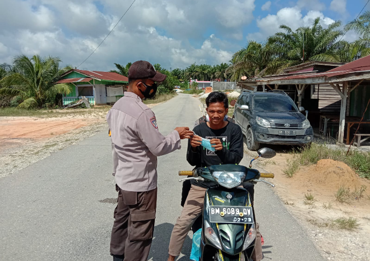 Tingkatkan Upaya Kesadaran Warga Disiplin Prokes, Piket Yanmas Polsubsektor Pelalawan Bagikan Masker
