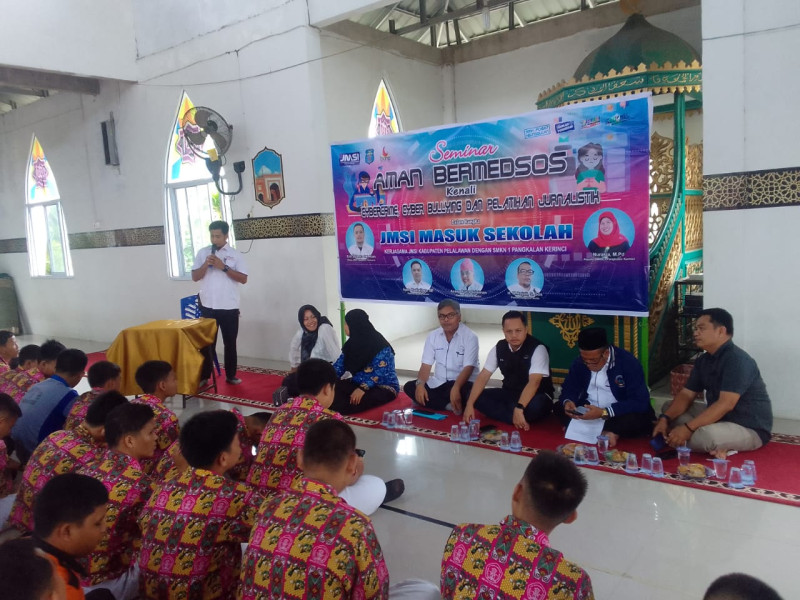 JMSI Kabupaten Pelalawan Gelar Seminar Aman Bermedsos di SMKN 1 Pangkalan Kerinci
