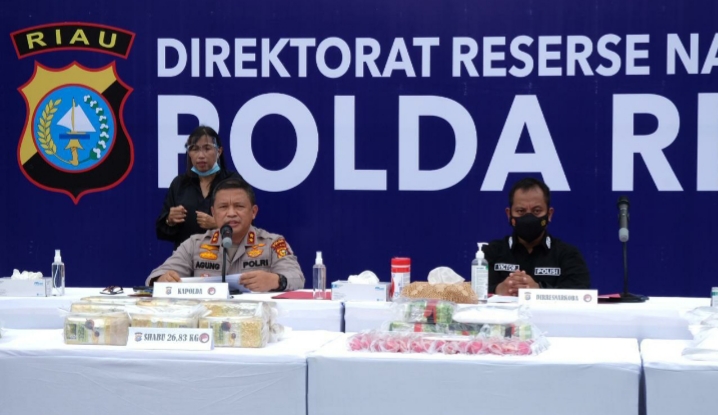Disaksikan 15 Orang Tersangka, Polda Riau Musnahkan 26,83 Kg Sabu