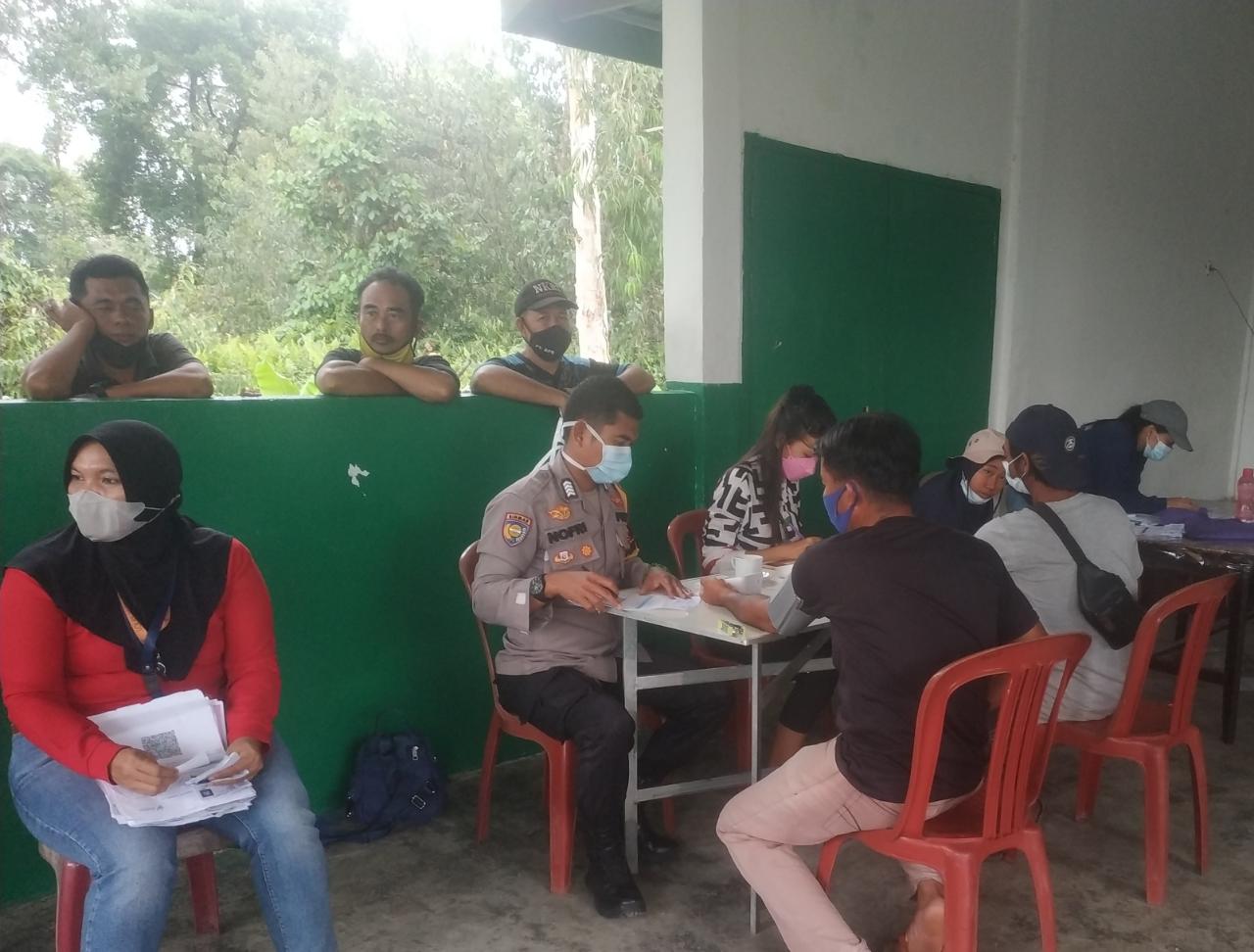 Monitoring Vaksinasi Covid-19 Oleh Bhabinkamtibmas Polsubsektor Pelalawan di Sektor PT RAPP Berjalan Aman Lancar