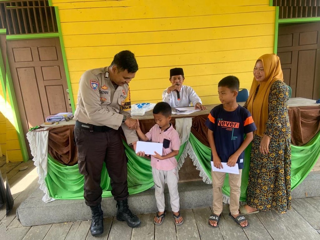 Beri Santunan 20 Anak yatim piautu,Bhabinkamtibmas Desa Kuala Tolam Bripka Denny Pritama,SH Hadiri kegiatan Tersebut.