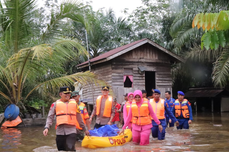 Kapolres Pelalawan Serahkan Bantuan Kepada Warga Muara Sako Terdampak Banjir Sungai Kampar