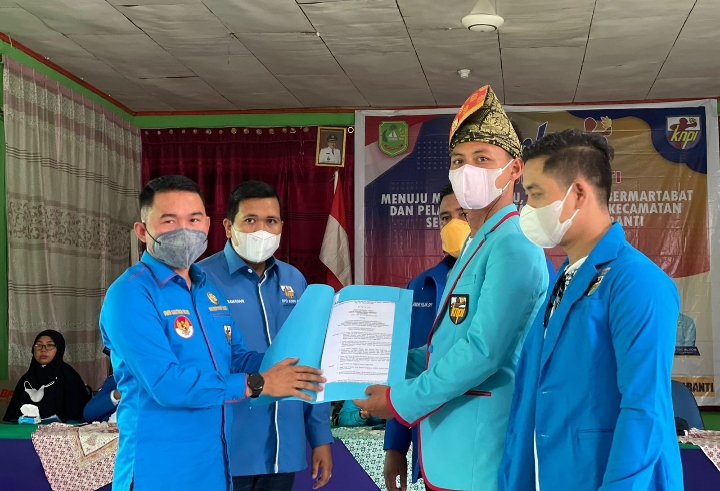 Ketua DPD KNPI Riau Serahkan SK Kepengurusan DPD KNPI Meranti Pada Momentum Jambore Pemuda