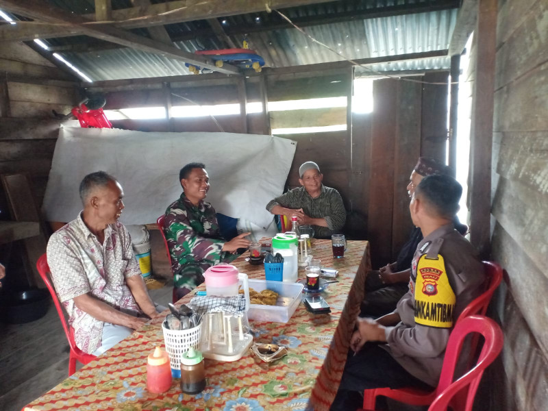 Dalam rangka Cooling System  Bhabinkamtibmas Desa Ransang Bripka Fahmizar berkumpul dan berbincang dengan masyarakat guna menampung saran serta informasi