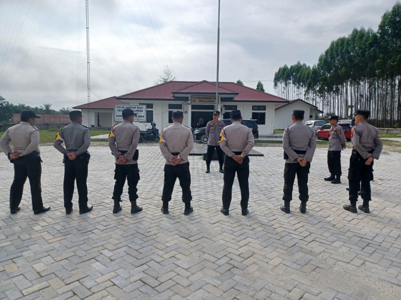 Kasubsektor Pelalawan Iptu Legito pimpin apel pagi bersama seluruh personil Polsubsektor Pelalawan