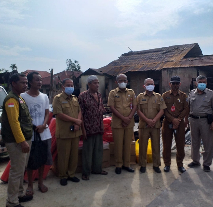 Wakili Bupati Pelalawan, Sekda TM serahkan bantuan Sosial korban Kebakaran