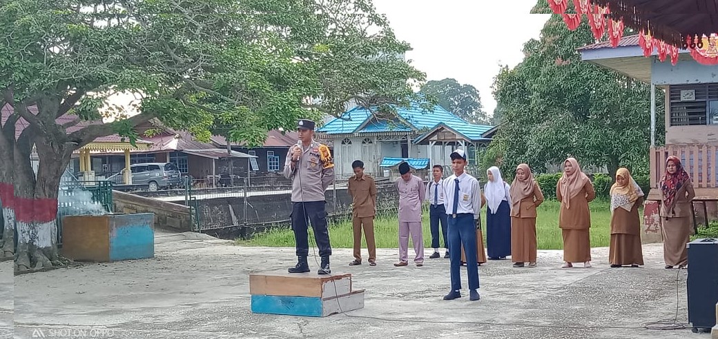 Bripka Noprizal,SH Pimpin upacara SMP N 1 Pelalawan