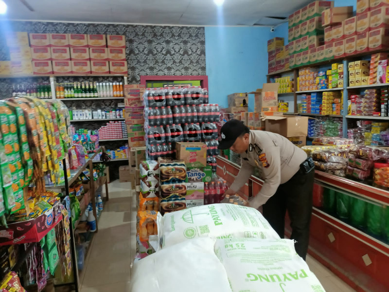 Polsubsektor Pelalawan jajaran Polres Pelalawan melakukan kegiatan patroli pengecekan dan monitoring harga Sembako