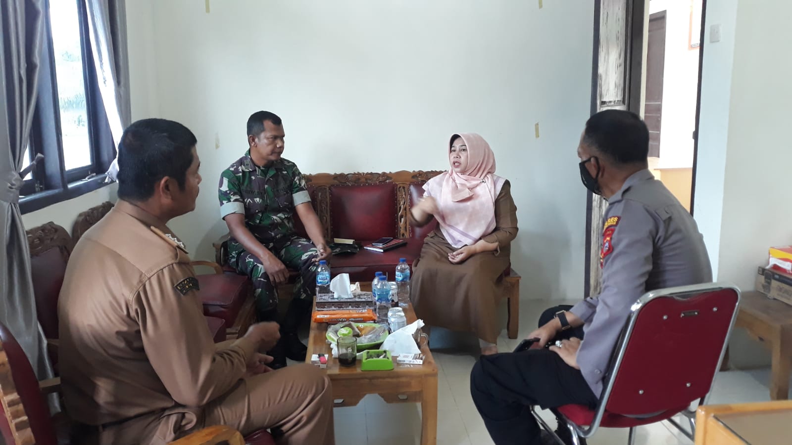 Bersama Koordinasi Lintas Sektoral Pengendalian Covid-19, Kasubsektor Pelalawan Bersinergi Edukasi Penerapan Prokes