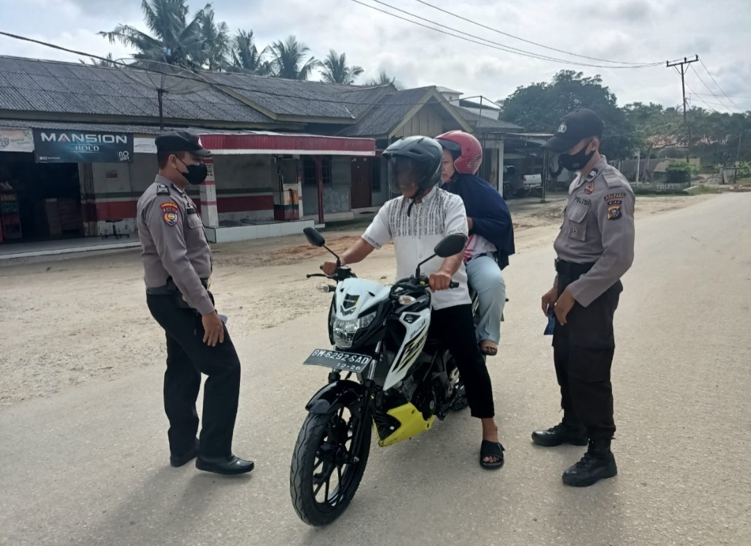 Polsubsektor Pelalawan Serta Personil menghimbau Kepada masyarakat Agar Tertip Berlalu lintas
