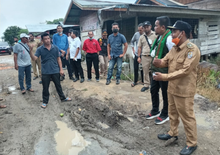 H.Zukri Misran Terperanjat Melihat Akses Dua Desa di Pelalawan Memprihatinkan