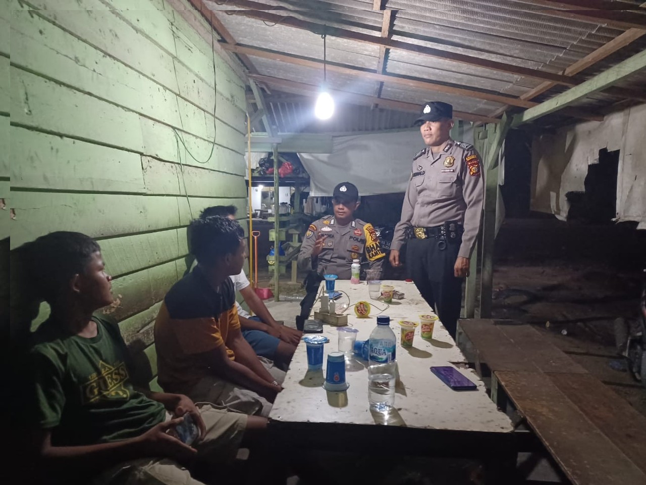 Bhabinkamtibmas Desa Lalang Kabung Bripka Molin Paronda bersama Personil Piket Yanmas