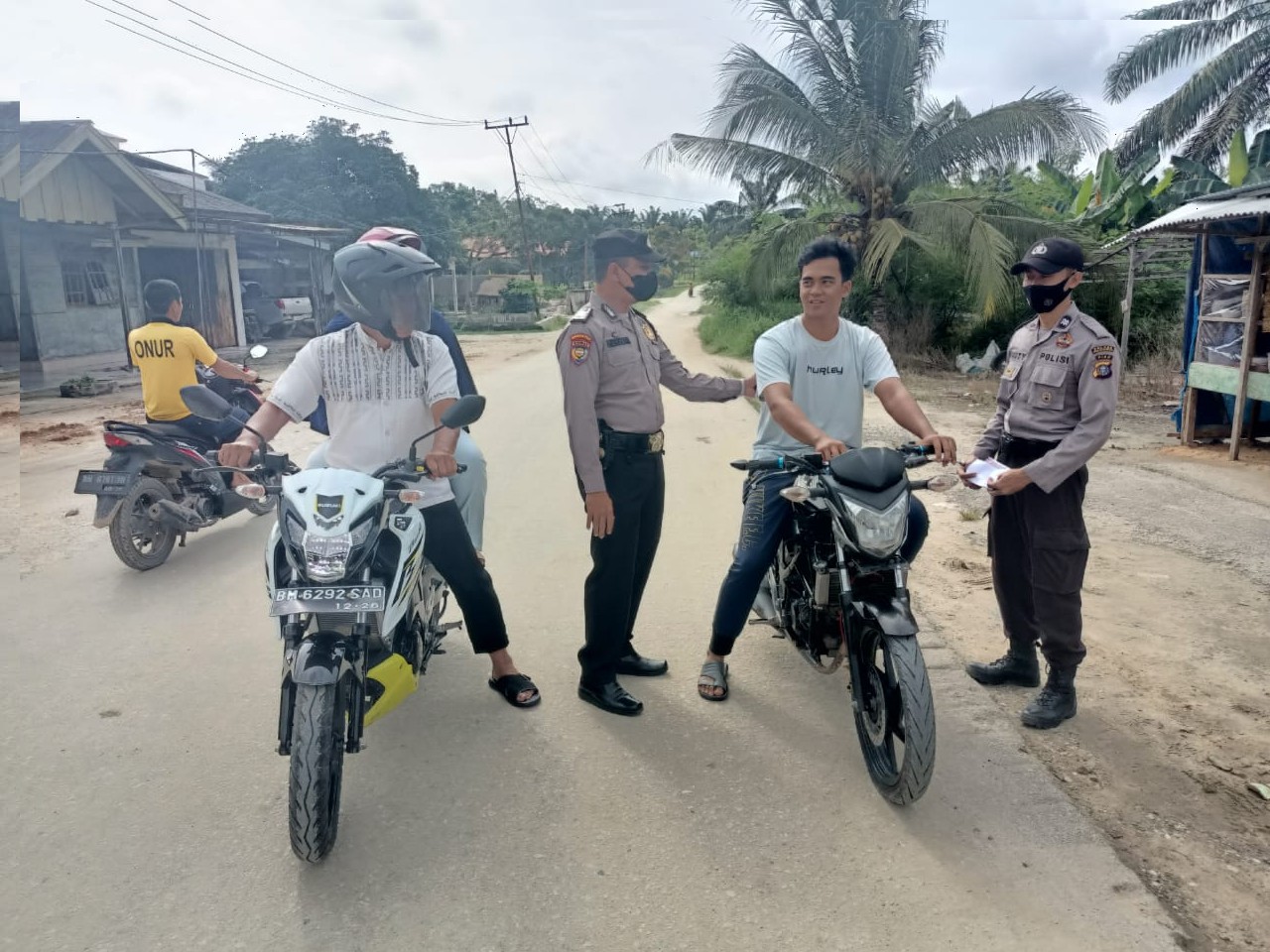 Bripka Rusdi siapkan personil patroli untuk monitor kesedian minyak goreng