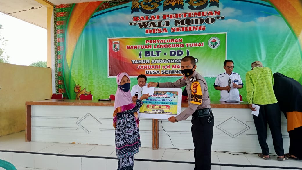 Giat Bhabinkamtibmas Polsubsektor Pelalawan Pengamanan BLT-DD Di Desa Sering