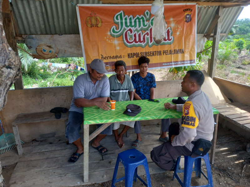 Bhabinkamtibmas Desa Bt,Nilo Kecil Bripka Rusdi berdialog dan mendengar langsung informasi dari masyarakat serta saran dan masukan dari Kegiatan Jumat Curhat