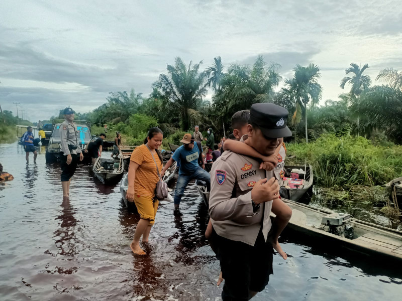Upaya apapun dilakukan Polri untuk membantu dan meringankan beban saudara kita yang terkena musibah bencana banjir