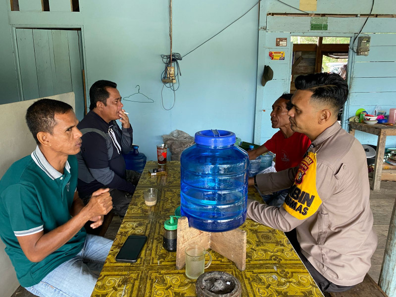 Bhabinkamtibmas Desa Kuala Tolam Bripka Denny Pritama,SH melaksanakan sosialisasi mengenai ketahanan pangan kepada masyarakat di Desa Kuala Tolam