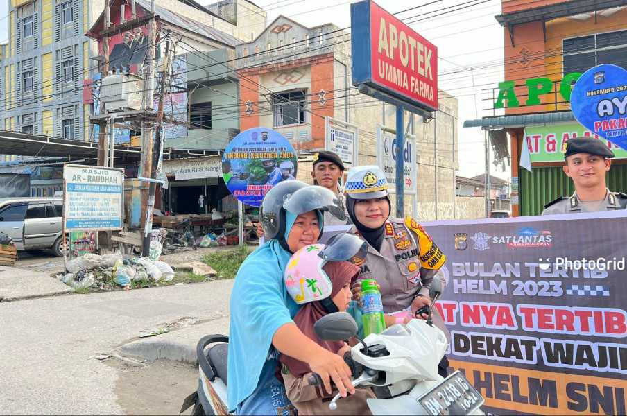 Tertib Berlalulintas Kasat Lantas Pelalawan Beri Reward Pengendara Motor