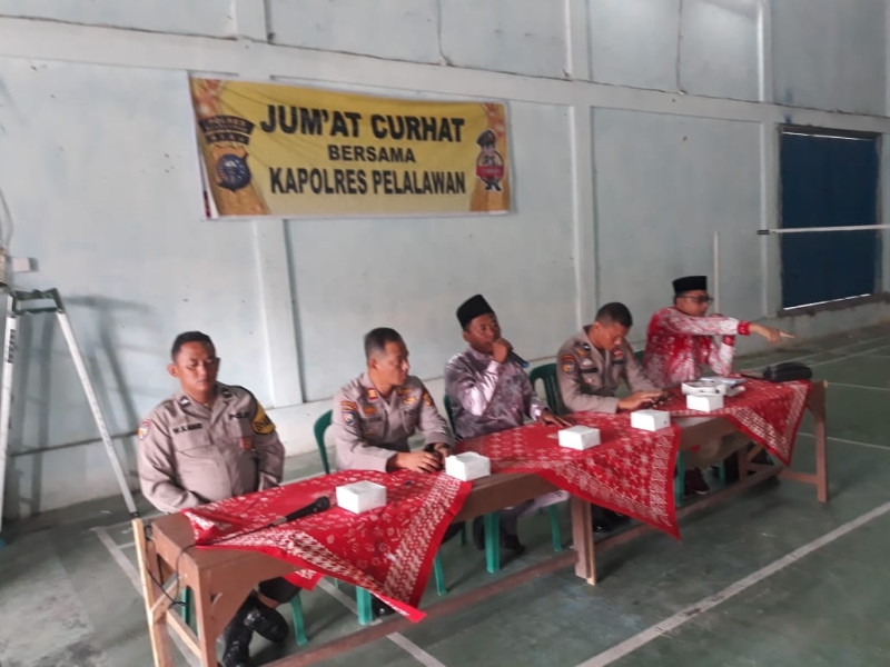Gelar Jumat Curhat, Polres Pelalawan ajak warga desa Makmur jaga kesmanan lingkungan dsn Patuhi Peraturan Lalu Lintas.