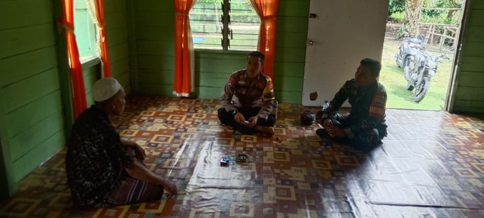 Bhabinkamtibmas Desa Ransang Bripka Fahmizar dan Babinsa (TNI ) Serda. Samsudin patroli dalam Rangka Cooling System menyambut Pesta Demokrasi Pemilihan Kepala Daerah serentak 2024.