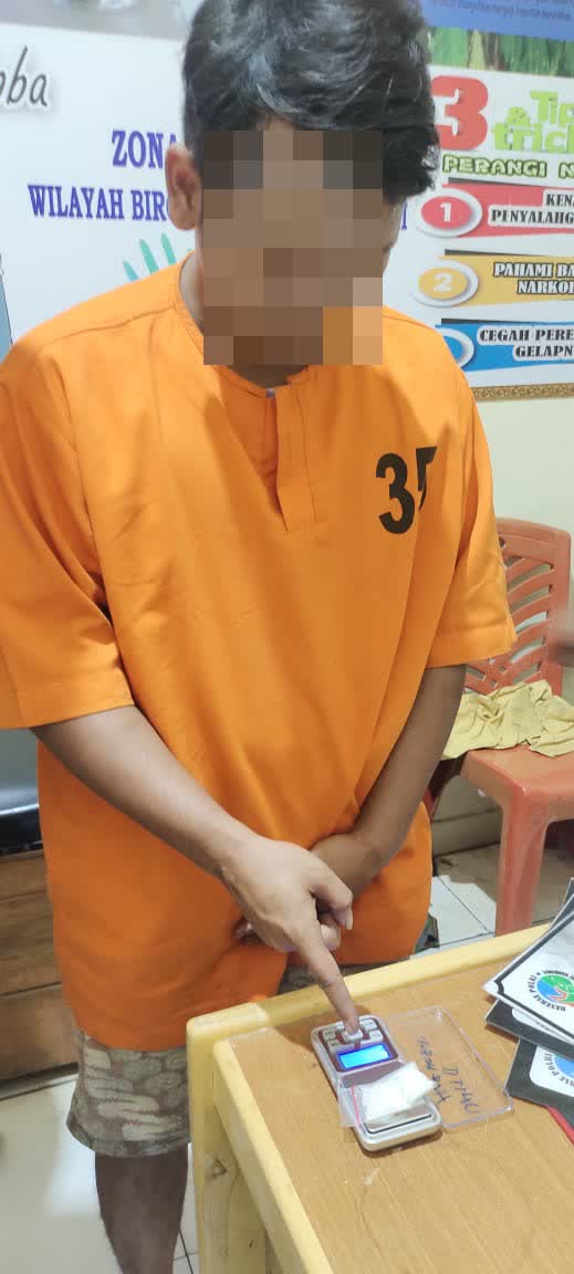 Sedang duduk di depan  rumah Warga jalan keluarga pangkalan kerinci timur di amankan sat res narkoba Polres Pelalawan