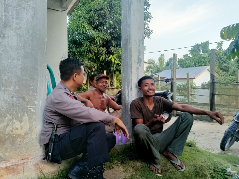 Bhabinkamtibmas Aipda Heruzan Nurza Polsubsektor Pelalawan mengajak masyarakat memanfaatan lahan pekarangan, selain untuk mendukung program pemerintah dalam memperkuat Ketahanan Pangan
